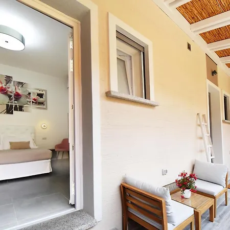 Elis Bed & Breakfast 3*